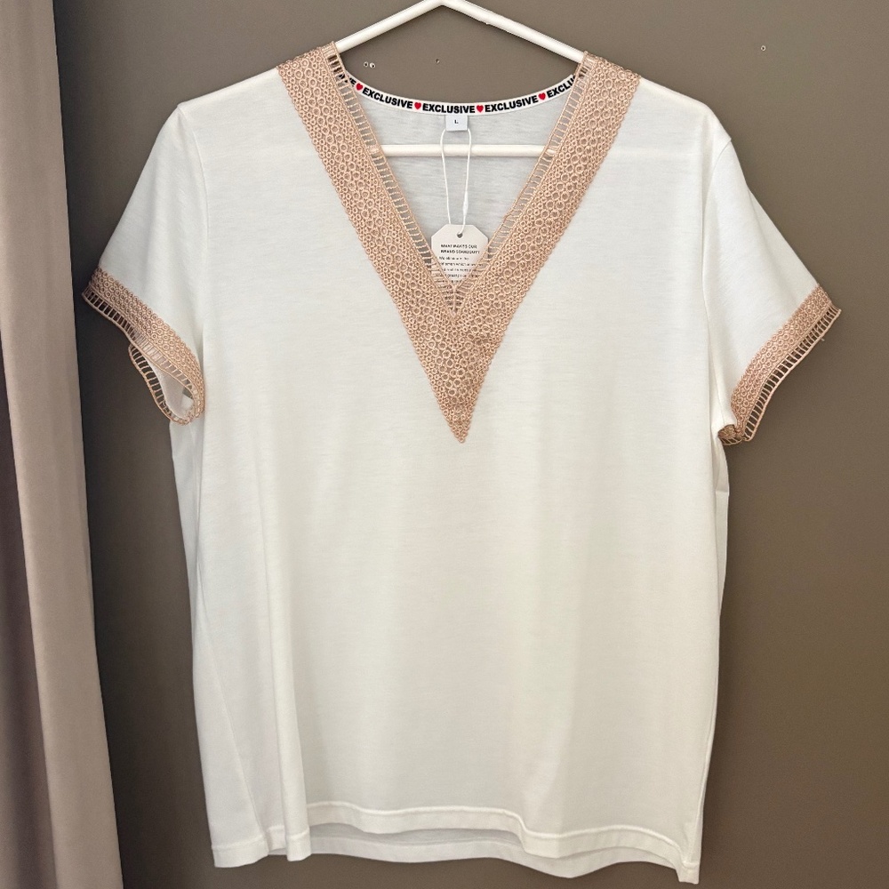 V-neck tee shirt🤍